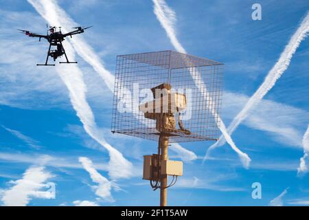 Drone Hexacopter e telecamera cctv in gabbia protettiva. Sicurezza di frontiera, fratello maggiore, prigione, stato di polizia dei droni... concetto Foto Stock