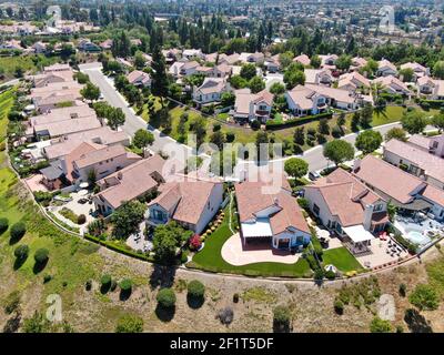 Vista aerea del quartiere residenziale nella valle verde Foto Stock