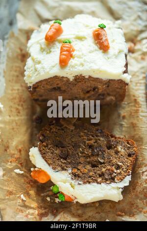 Torta di carote con limone candito e salito, glassa e decorata con carote marzapane Foto Stock