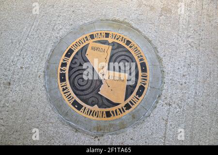 Placca di bronzo che segna la linea di stato dell'Arizona - Nevada, Hoover Dam, Arizona, Nevada, USA Foto Stock