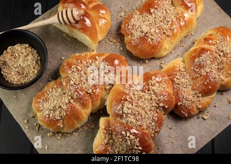 Cucina rumena. Mucenici fatti in casa, dolci tradizionali fatti nella figura 8 per apparire come garlands, cosparsi di miele e noci tritate. Foto Stock