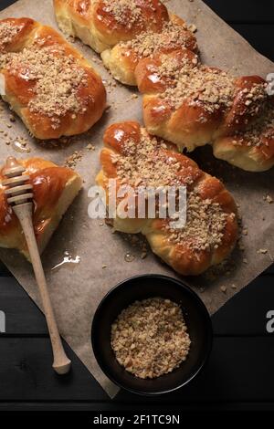 Cucina rumena. Mucenici fatti in casa, dolci tradizionali fatti nella figura 8 per apparire come garlands, cosparsi di miele e noci tritate. Foto Stock