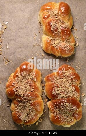 Cucina rumena. Mucenici fatti in casa, dolci tradizionali fatti nella figura 8 per apparire come garlands, cosparsi di miele e noci tritate. Foto Stock