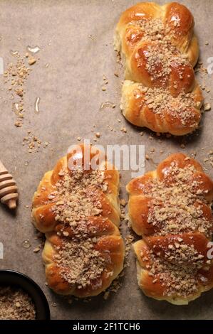 Cucina rumena. Mucenici fatti in casa, dolci tradizionali fatti nella figura 8 per apparire come garlands, cosparsi di miele e noci tritate. Foto Stock