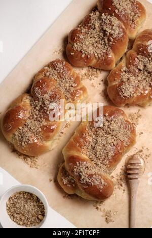 Cucina rumena. Mucenici fatti in casa, dolci tradizionali fatti nella figura 8 per apparire come garlands, cosparsi di miele e noci tritate. Foto Stock