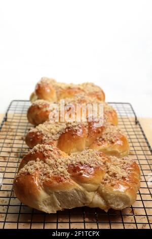 Cucina rumena. Mucenici fatti in casa, dolci tradizionali fatti nella figura 8 per apparire come garlands, cosparsi di miele e noci tritate. Foto Stock