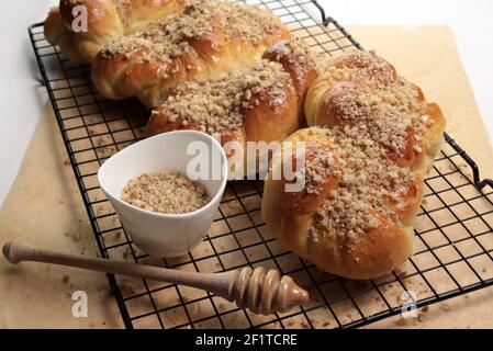 Cucina rumena. Mucenici fatti in casa, dolci tradizionali fatti nella figura 8 per apparire come garlands, cosparsi di miele e noci tritate. Foto Stock