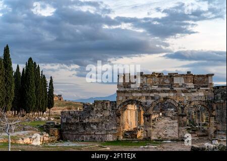 Arco di Domiziano, all'inizio della strada principale colonnata a Hierapolis, Turchia Foto Stock