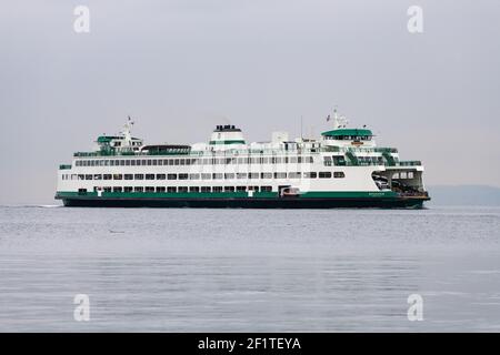 Edmonds, WA, USA - 18 febbraio 2019; Washington state Jumbo Ferry Spokane avendo un viaggio liscio tra Kingston ed Edmonds nello stato di Washington Foto Stock