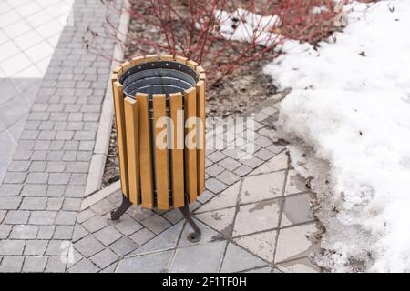 cestino sulla strada. Foto Stock