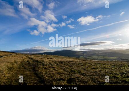 Brughiera, aperta nella zona nord di Pennines, Weardale, Inghilterra, in una soleggiata giornata invernale Foto Stock