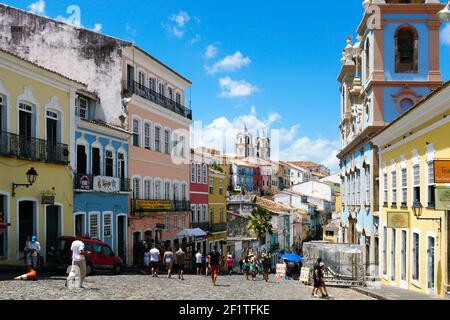 Colorato quartiere storico di Pelourinho con la cattedrale sullo sfondo. Foto Stock