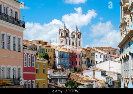 Colorato quartiere storico di Pelourinho con la cattedrale sullo sfondo. Foto Stock