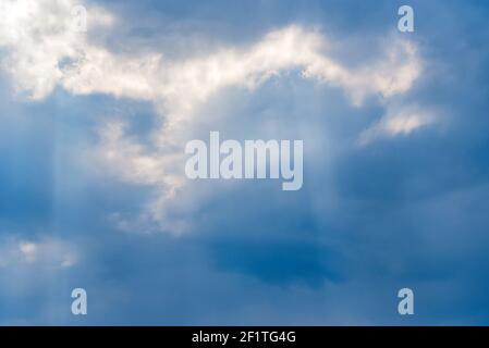 Raggi del sole che cadono dal cielo celeste Foto Stock