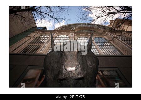 Una scultura di un minotauro a Covent Garden a Londra 8 aprile 2008. La scoperta della scultura è in coincidenza con l'ultima opera di Harrison Birtwistle, "The Minotaur". Fotografia di David Sandison the Independent Foto Stock