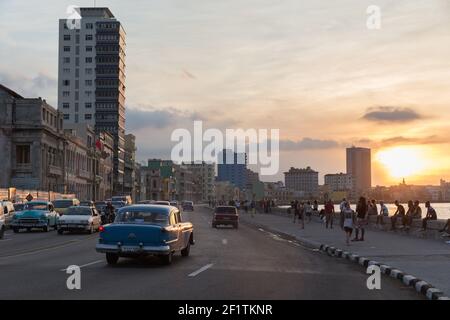 Cuba, l'Avana - Tramonto sul traffico riempito Malecon Foto Stock