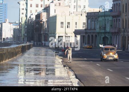 Cuba, l'Avana - Auto sul Malecon in un giorno bagnato tempestoso Foto Stock