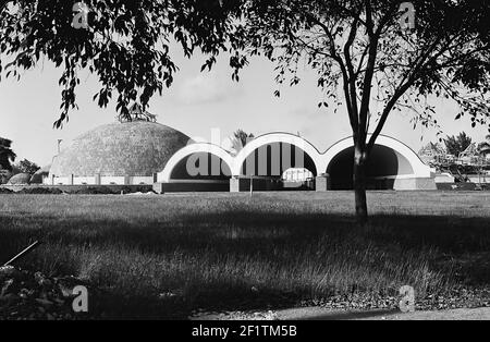 Nuova scuola d'arte sull'ex campo da golf di Cubanacan, l'Avana, l'Avana (Cuba: Provincia), l'Avana (Cuba), Cuba, 1963. Dalla collezione di fotografie Deena Stryker. () Foto Stock