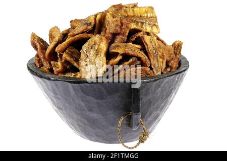 banana organica essiccata in una ciotola di legno isolata su bianco sfondo Foto Stock