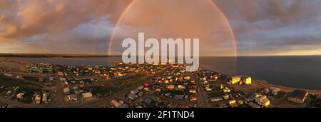 La pioggia cade mentre il sole splende nel mezzo del Notte a Kotzebue Alaska creando un bel contrasto tra alba e sto Foto Stock