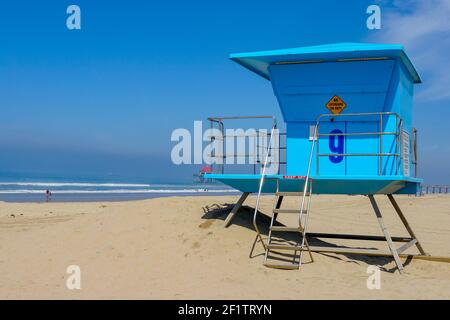 Torre del bagnino sulla spiaggia di Huntington durante il giorno di sole. Foto Stock