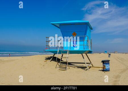 Torre del bagnino sulla spiaggia di Huntington durante il giorno di sole. Foto Stock