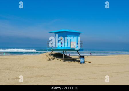 Torre del bagnino sulla spiaggia di Huntington durante il giorno di sole. Foto Stock