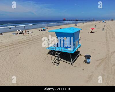 Torre del bagnino sulla spiaggia di Huntington durante il giorno di sole. Foto Stock