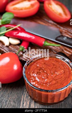 Salsa di pomodoro con aglio e basilico Foto Stock