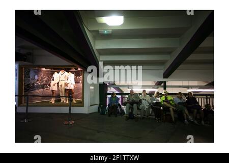 Wimbledon 2008... 2/7/2008 prime piogge si ferma a giocare, gli spettatori si siedono nei passaggi sotto la corte centrale in attesa dell'inizio del play.Fotografia di David Sandison The Independent Foto Stock