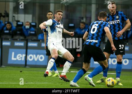 MILANO, ITALIA - 8 MARZO: Robin Gosens di Atalanta, Stefan de Vrij di Internazionale e Milano Skriniar di Internazionale durante la Serie A match betwe Foto Stock