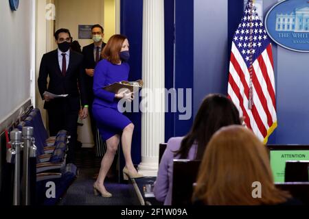 Il 9 marzo 2021, il segretario della Casa Bianca, Jen Psaki, e il vicedirettore del Consiglio economico nazionale, Bharat Ramamurti, giungono a un comunicato stampa presso la Casa Bianca di Washington. Credito: Yuri Grippas/Pool via CNP /MediaPunch Foto Stock