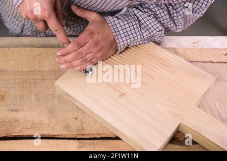 Falegname al lavoro. Vista dall'alto del tagliere in legno Foto Stock