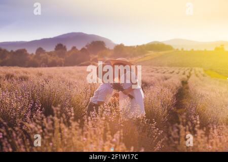 Amore oltre l'età, un momento prima di baciare Foto Stock