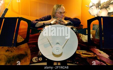 PROF. COLIN PILLINGE, CAPO SCIENZIATO CON IL CENTRO SPAZIALE NAZIONALE BRITANNICO, CON SONDA SPAZIALE BEAGLE 2. 19/5/03 PILSTON Foto Stock