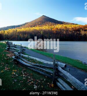 Peaks of Otter nel fogliame autunnale; Blue Ridge Mountains, Virginia; USA Foto Stock