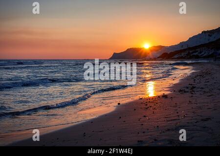 Tramonto alla 'cala dei Turchi' situata in provincia di Agrigento, in Sicilia Foto Stock