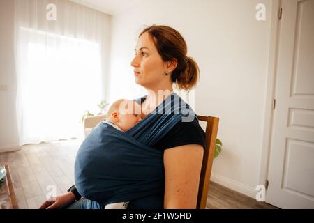 La madre si sente stanca dopo ore di conforto del suo bambino Foto Stock