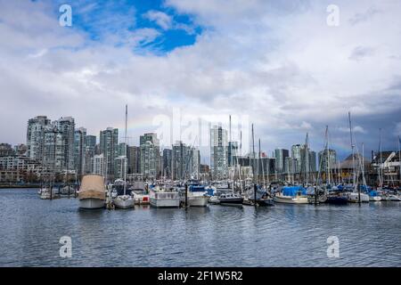 Porto turistico di Vancouver, False Creek visto da Charleson Park. Vancouver edifici skyline sullo sfondo. Foto Stock