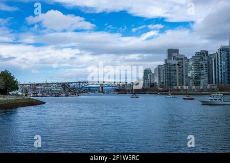 Porto turistico di Vancouver, False Creek visto da Charleson Park. Vancouver edifici skyline sullo sfondo. Foto Stock