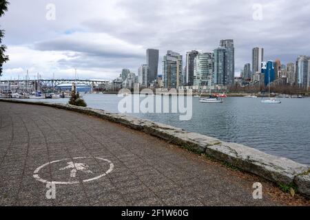 Porto turistico di Vancouver, False Creek visto da Charleson Park. Vancouver edifici skyline sullo sfondo. Foto Stock