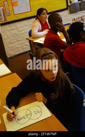 SEI ANNI ALLA SCUOLA ELEMENTARE DI COBOURG NEL SUD DI LONDRA. 5 dicembre 2006 TOM PILSTON Foto Stock