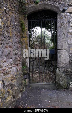 Marzo 2021 - ingresso attraverso un vecchio muro di pietra Foto Stock