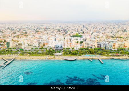 Limassol città costa panoramica aerea, blu mar mediterraneo e famoso parco Molos, Cipro. Foto Stock