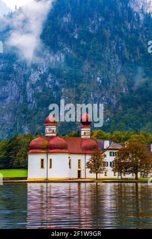 La chiesa di San Bartolomeo con cupole rosse Foto Stock