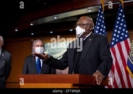 La maggioranza della Camera degli Stati Uniti Whip James Clyburn (democratico della Carolina del Sud) è unita dal Presidente della Camera dei rappresentanti degli Stati Uniti Nancy Pelosi (democratico della California), il leader della maggioranza della Camera degli Stati Uniti Steny Hoyer (democratico del Maryland) E i membri della leadership democratica della Camera per una conferenza stampa in vista della Camera votano sul progetto di legge COVID-19 da 1.9 trilioni di dollari del democratico al Campidoglio degli Stati Uniti a Washington, DC, martedì 9 marzo 2021. Credit: Rod Lamkey/CNP | utilizzo in tutto il mondo Foto Stock