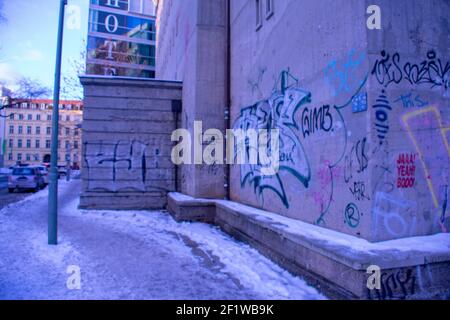 Facciata di un vecchio bunker di Berlino distrutto a Mitte Foto Stock