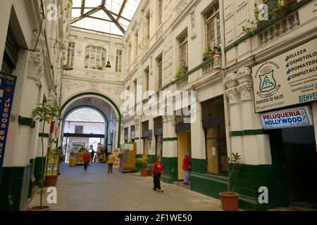 Zona commerciale della città vecchia di Quito su Guayaquil, Quito, Ecuador Foto Stock