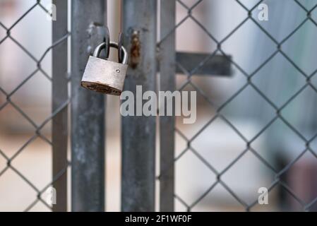 particolare di un lucchetto che chiude due foglie di un metallo porta Foto Stock