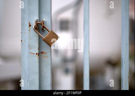 particolare di un lucchetto che chiude due foglie di un metallo porta Foto Stock